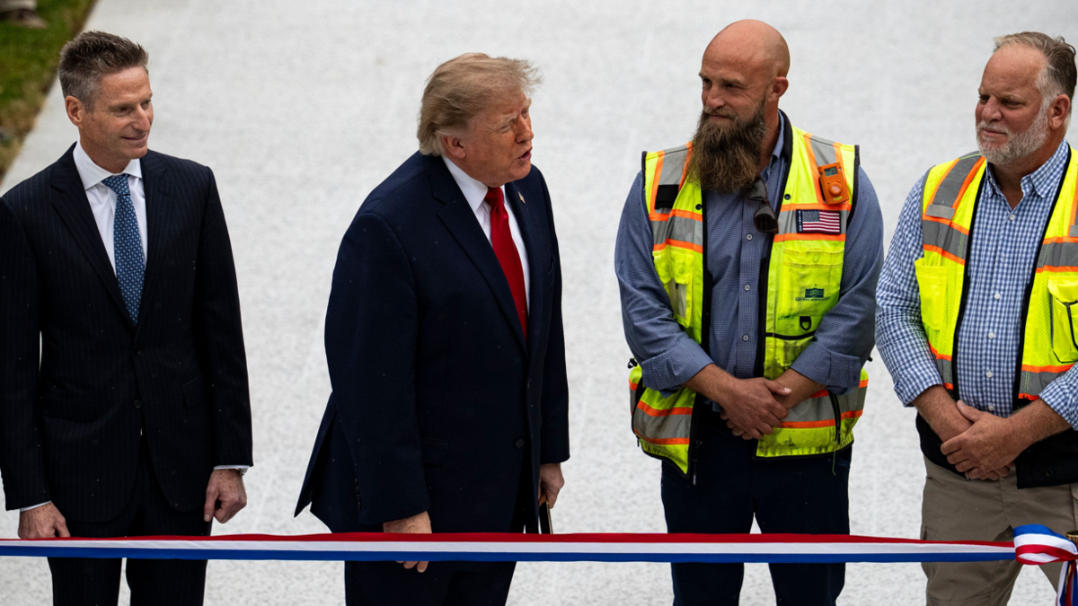 Trump Turns Flashlight on Press: White House Pool Takedown Sparks Legal Fire