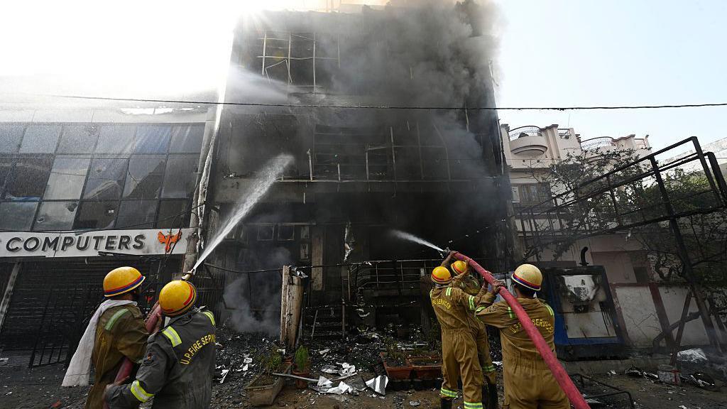 15 die in building fire in Lucknow; inquiry ordered