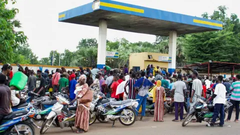 Fuel Blockade in Mali: Jihadist Attacks Cause Widespread Distress in Bamako