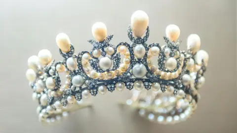 The Louvre Heist: A Brazen Theft of Priceless Jewels