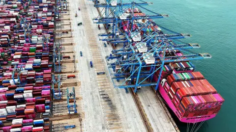 China Responds to US Tariff Threat with Accusations of Double Standards