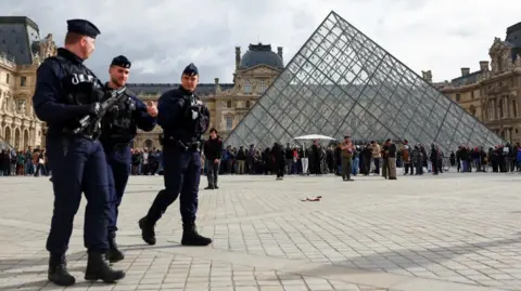 Four Suspects Arrested in Louvre Jewellery Heist Investigation
