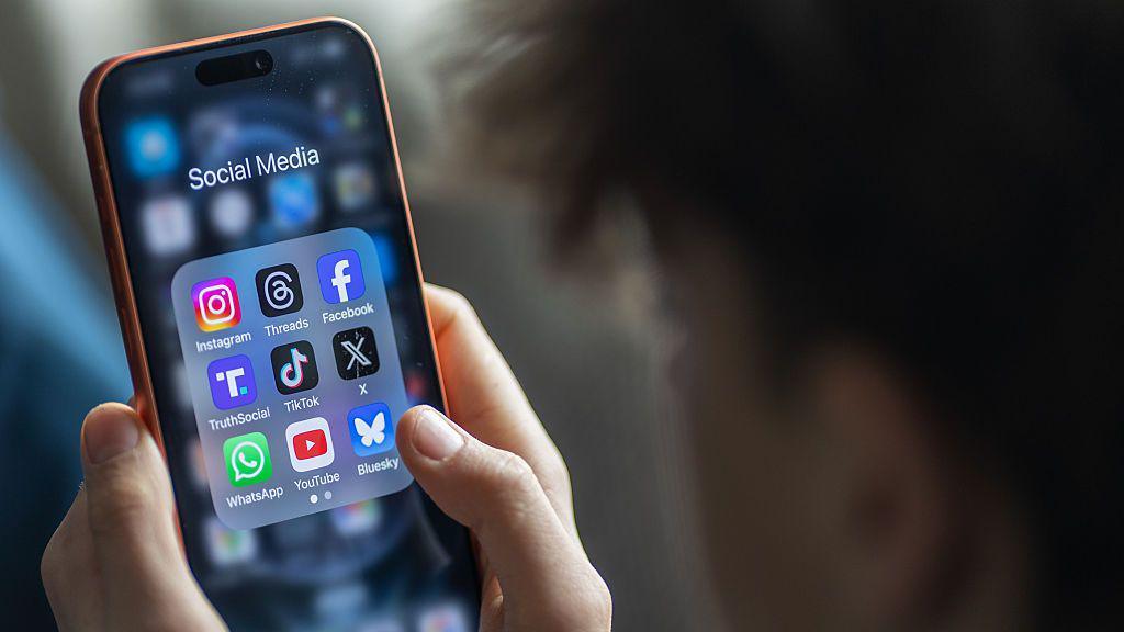 New Zealand Moves to Ban Under‑16s From Social Media, Promises 10% Fines