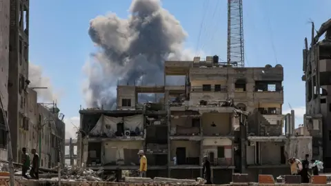 Gaza City Under Increasing Siege as Hamas Considers Trump's Peace Proposal