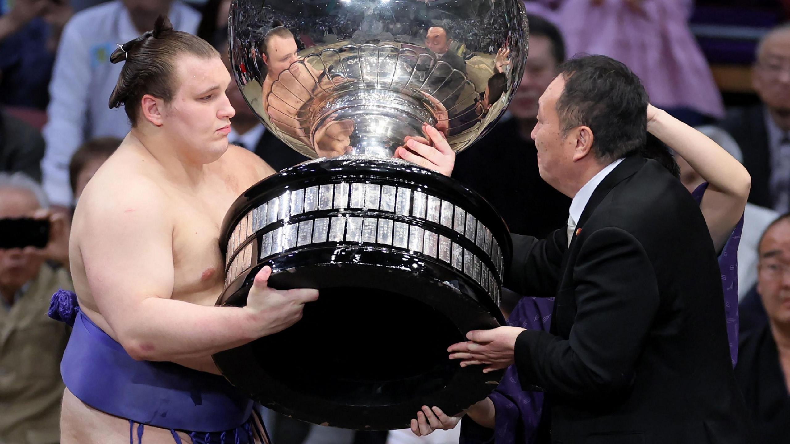 Ukrainian Aonishiki Claims Historic Sumo Championship in Japan