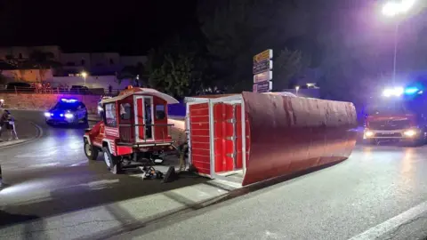 Tourist Train Overturns in Cártama, 17 Injured During Tapas Festival