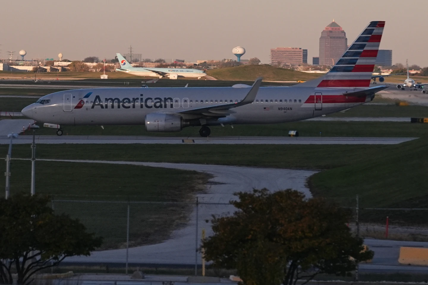 Airlines Face 10% Flight Reductions Amid Ongoing Government Shutdown
