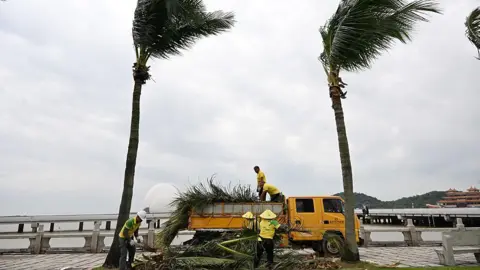 Typhoon Ragasa Strikes China: Winds and Rain Leave Zhuhai in Stalemate
