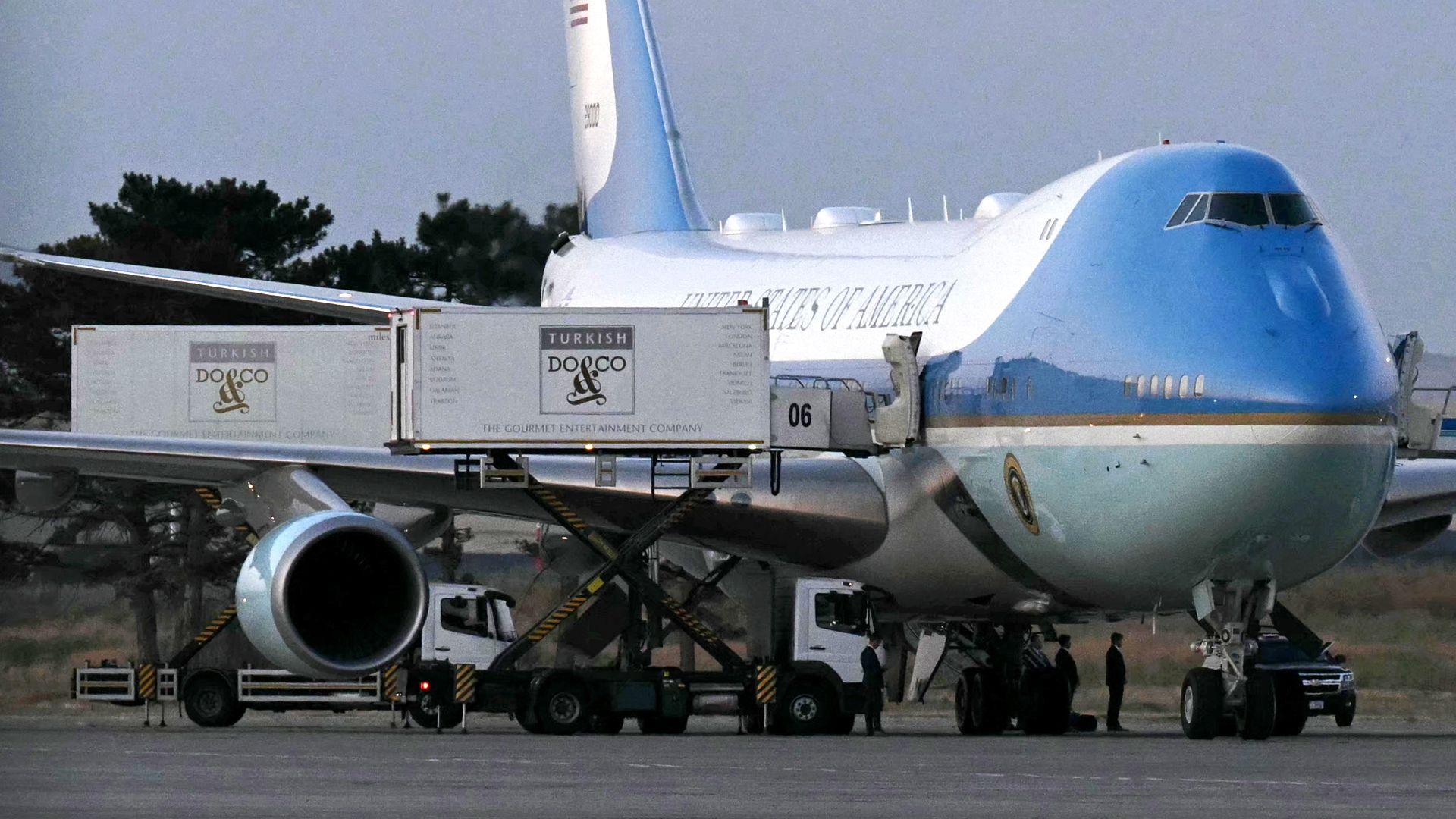Trump's Secret Plane Switch: From Air Force One to C‑32A Amid Iranian Threat