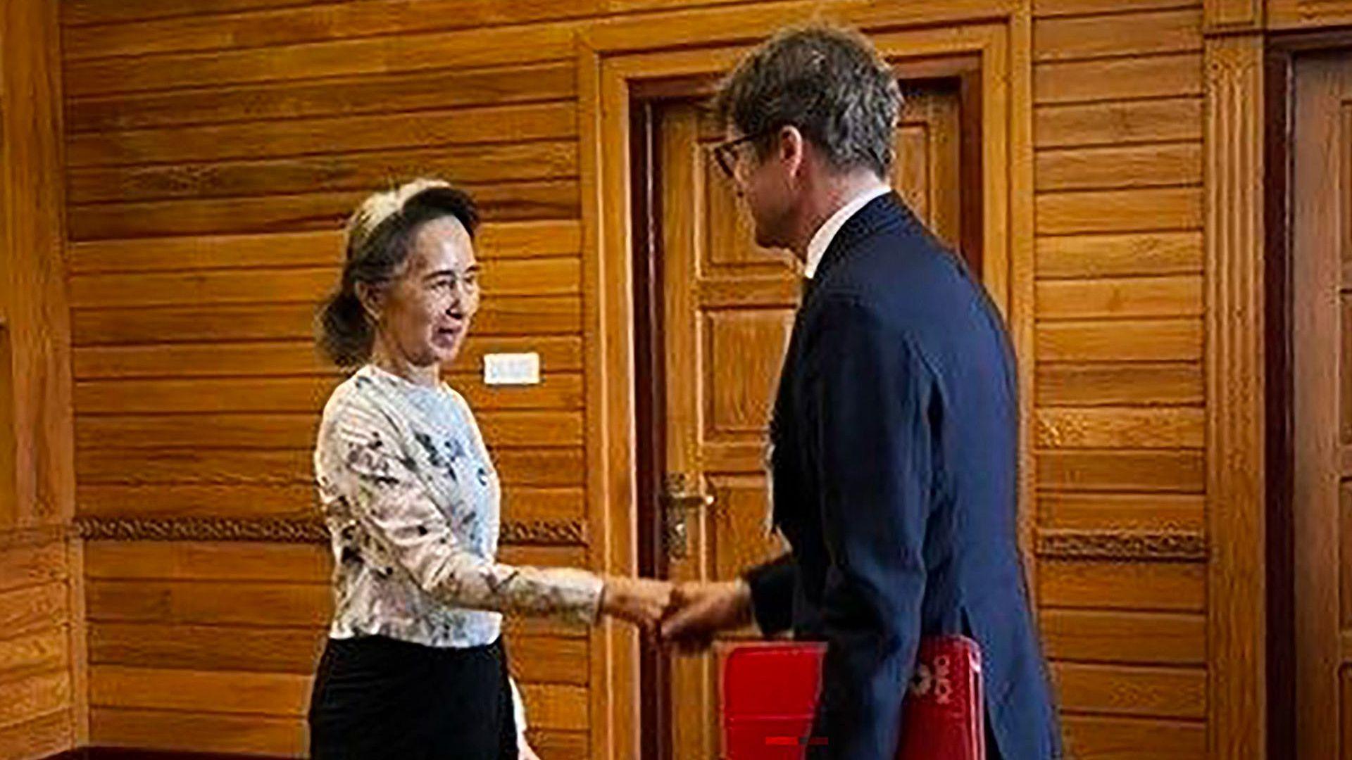 Aung San Suu Kyi Appears Healthy After 2½ Years of Isolation