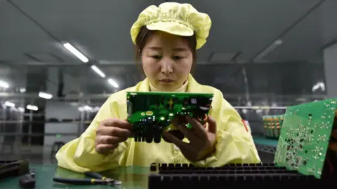 China's Economic Growth Declines Amid Escalating US Trade Tensions