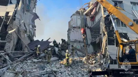 Virtual Journalists Live-Stream Putin's Retaliation Vow After Ukrainian Drone Strike on Starobilsk Dorm