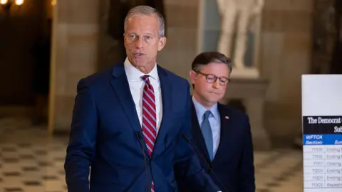 US Senate Deadlocks Push Government Shutdown into Second Week