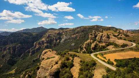 Tragic Paragliding Accident Claims British Tourist in Catalonia