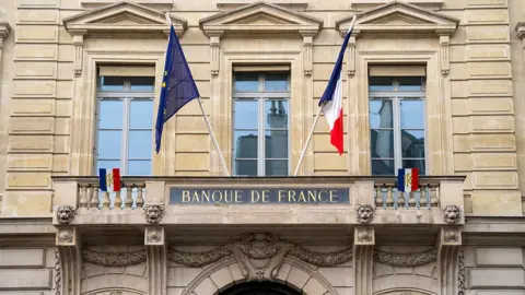 Louvre Relocates Treasures to Bank of France Vault After Daylight Heist