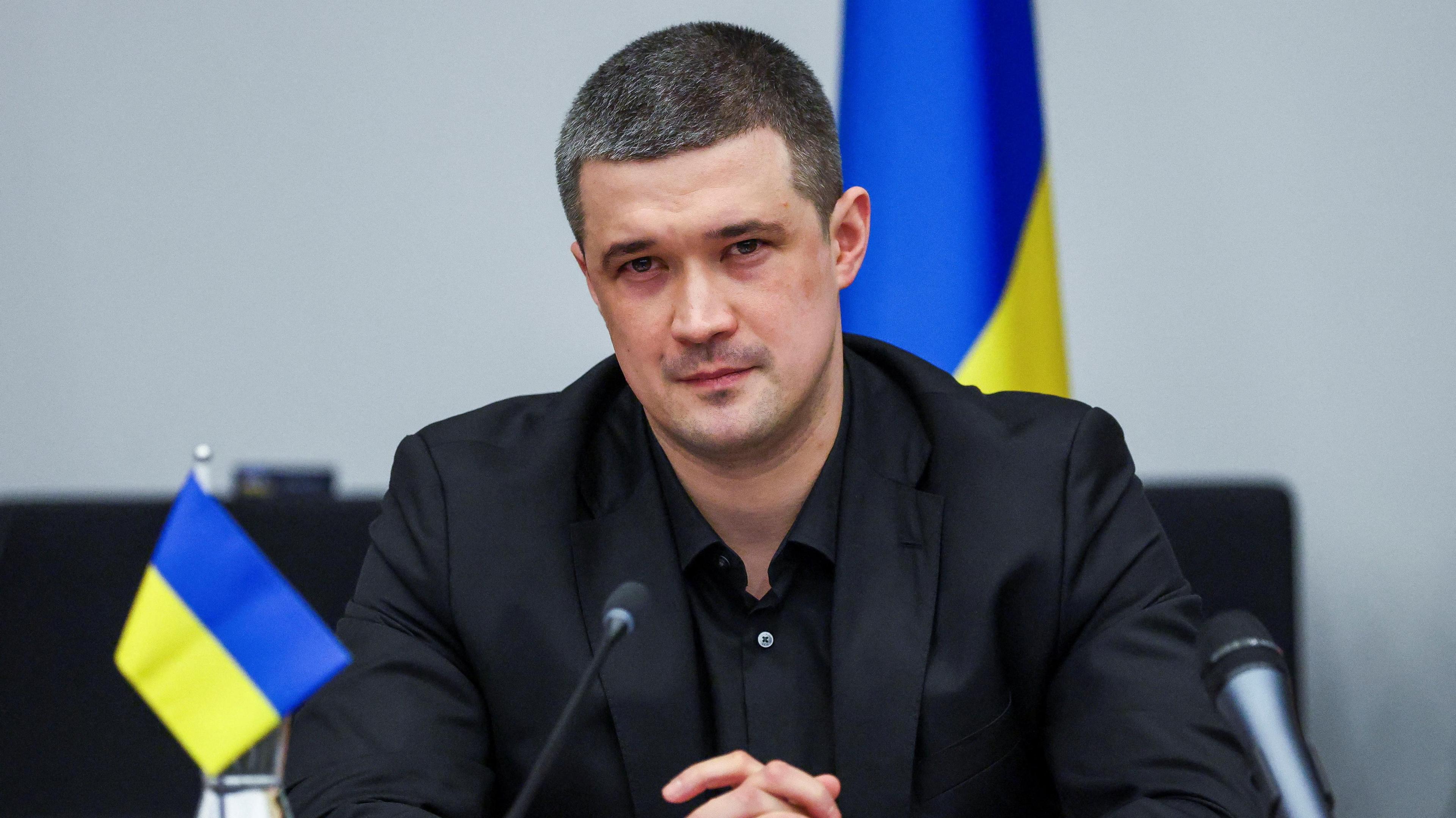 Ex-Defence Minister Calls for Wartime Elections, Challenging Zelensky’s Leadership