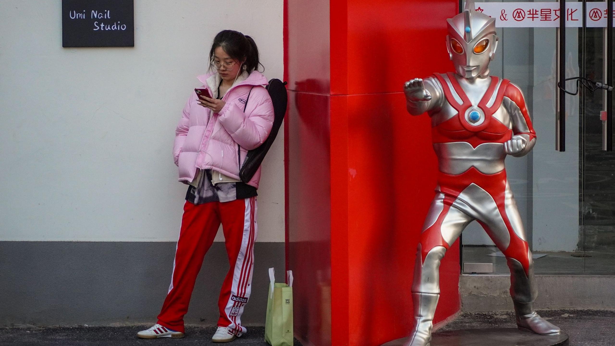 Professor Becomes Idol for China’s Anxious Youth