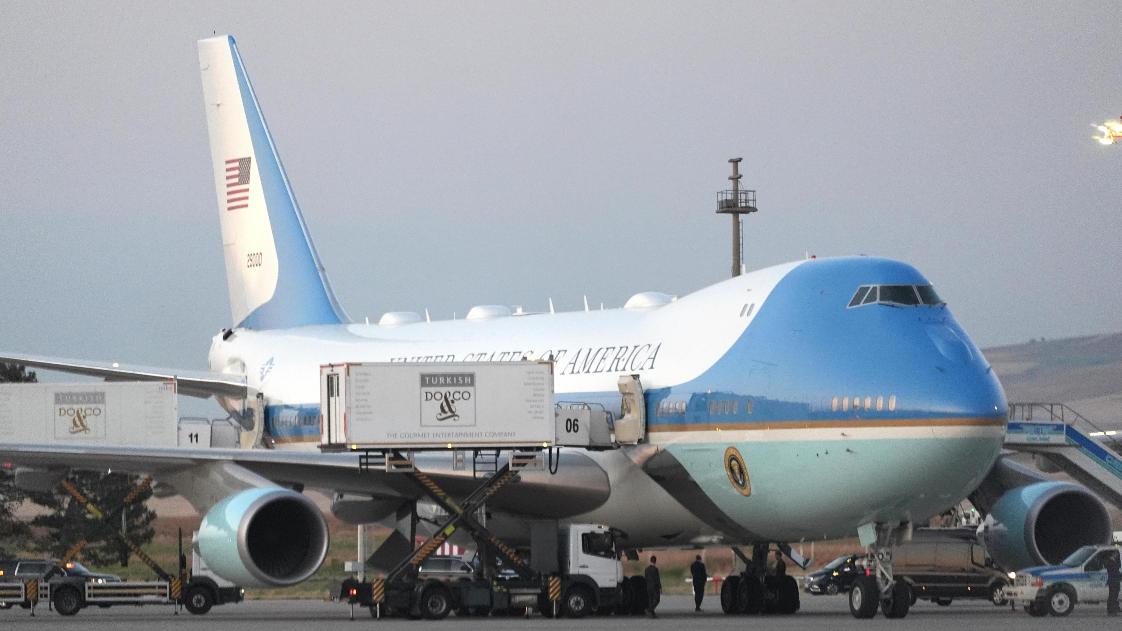 Cabinet Before the Switch: Trump’s Secret Plane Swap in Turkey