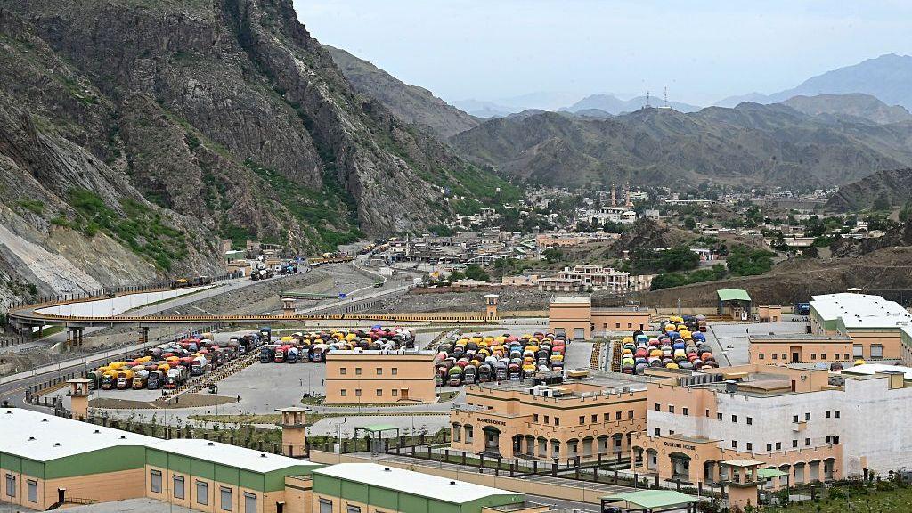 Mass Return of Afghans to Taliban‑Rule: Families Re-Start Life at Torkham