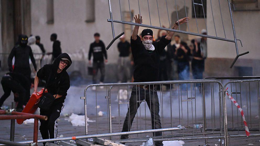 Police use tear gas during violent protests in Milan