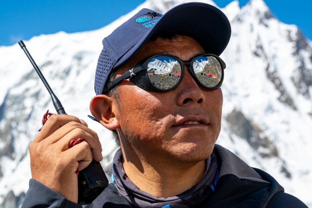 Brothers on the Peak: Mingma G’s Desperate Rescue After Nirmal Purja’s Avalanche