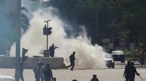 Nigerian Police Use Tear Gas Against Protesters Demanding Separatist Leader's Release