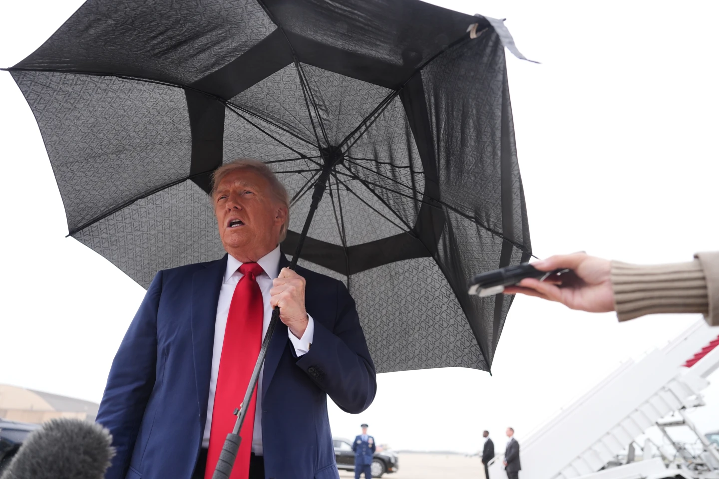 Trump Threatens to Supply Ukraine with Tomahawk Missiles Amid Ongoing Conflict