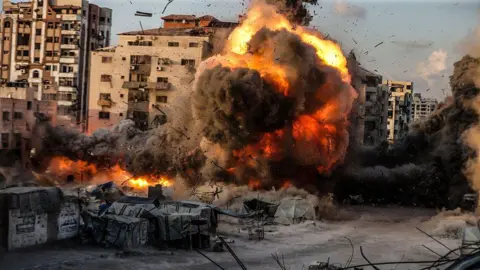 Intensifying Conflict in Gaza: Israeli Forces Encroach on City Center as Hamas Prepares for Urban Combat